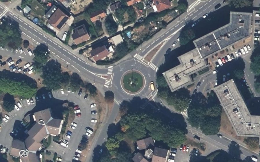 Vue aérienne du Rond-point anonyme n°934933471