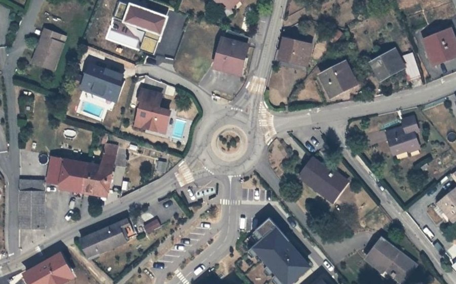 Vue aérienne du Rond-point anonyme n°934933486