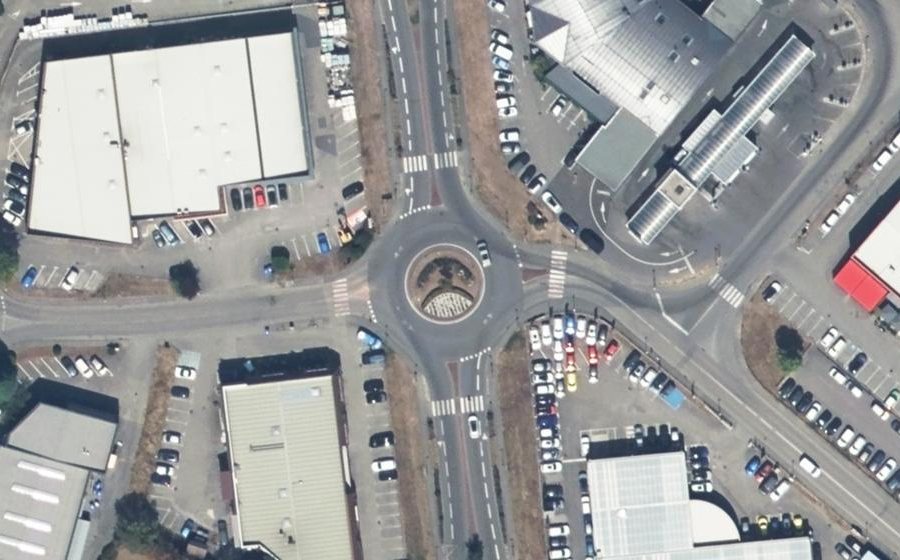 Vue aérienne du Rond-point anonyme n°934933488