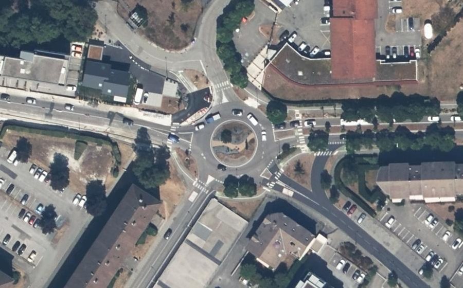 Vue aérienne du Rond-point anonyme n°934933490