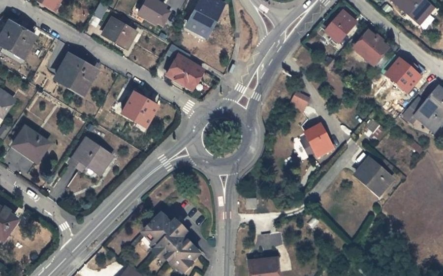 Vue aérienne du Rond-point anonyme n°934933491