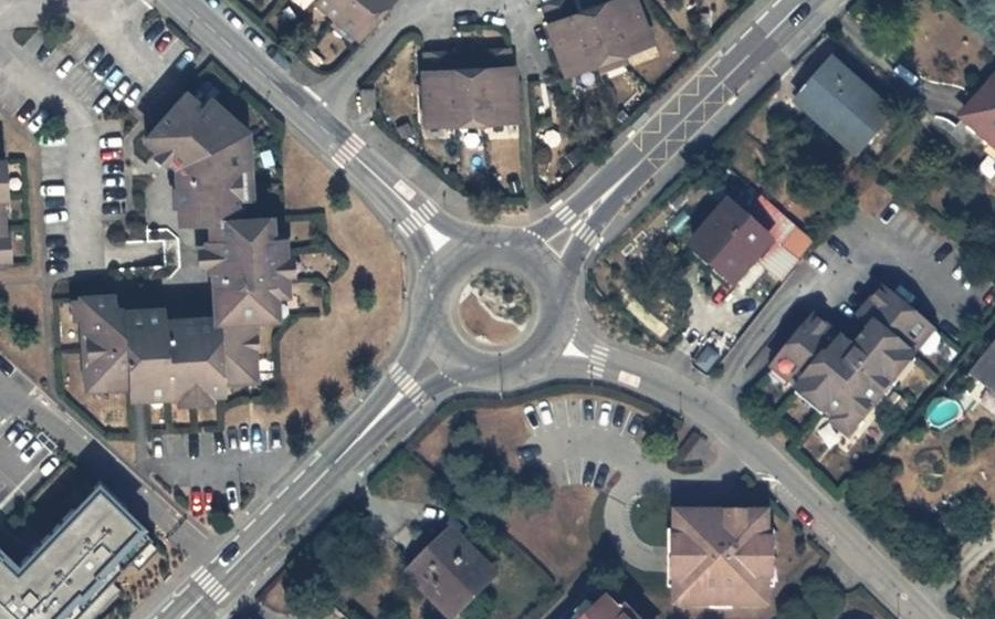 Vue aérienne du Rond-point anonyme n°934933495