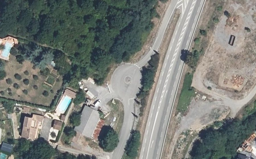 Vue aérienne du Rond-point anonyme n°93515420