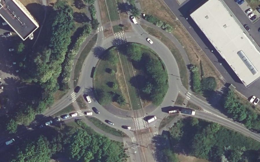 Vue aérienne du Rond-point anonyme n°935329436