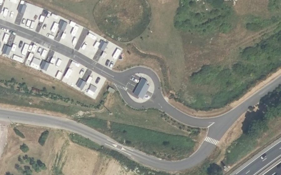 Vue aérienne du Rond-point anonyme n°935330438