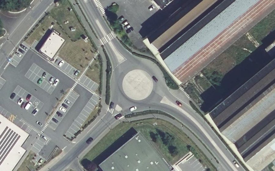 Vue aérienne du Rond-point anonyme n°935373209