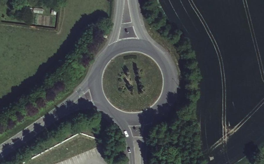Vue aérienne du Rond-point anonyme n°935407549