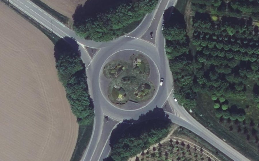 Vue aérienne du Rond-point anonyme n°935429176