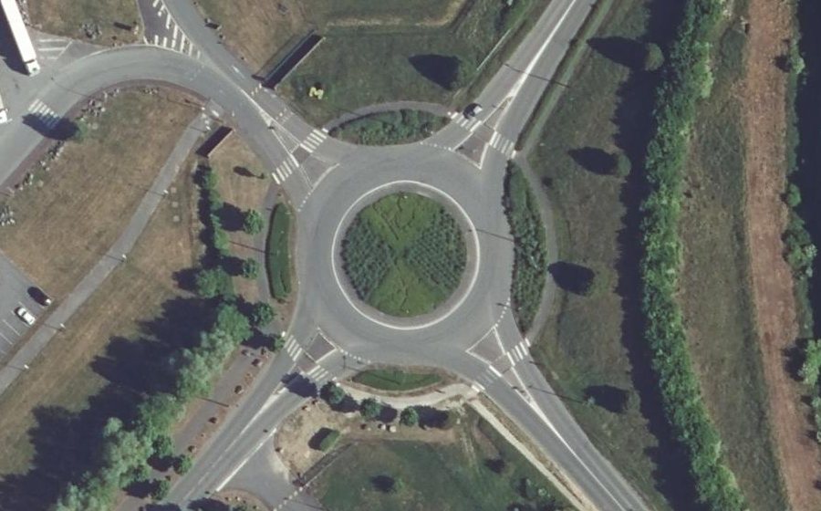Vue aérienne du Rond-point anonyme n°935756356