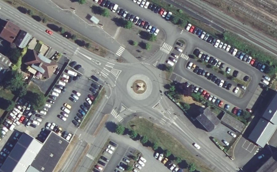 Vue aérienne du Rond-point anonyme n°935821602