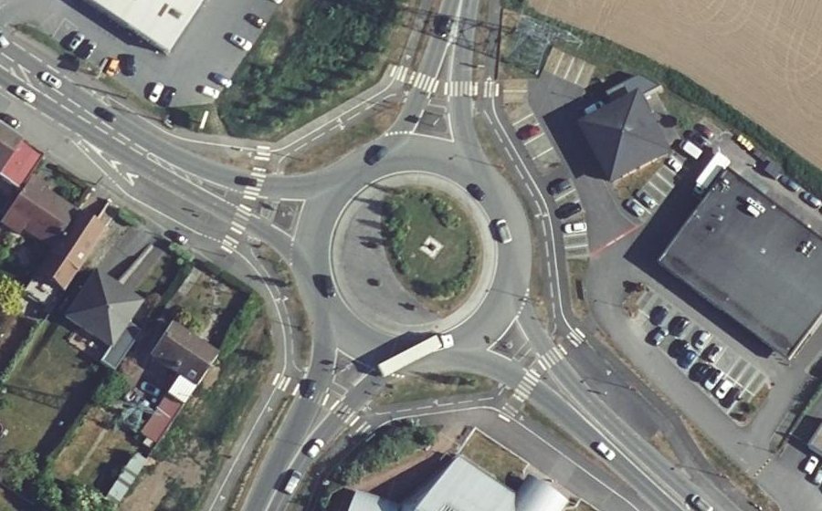 Vue aérienne du Rond-point anonyme n°935821647