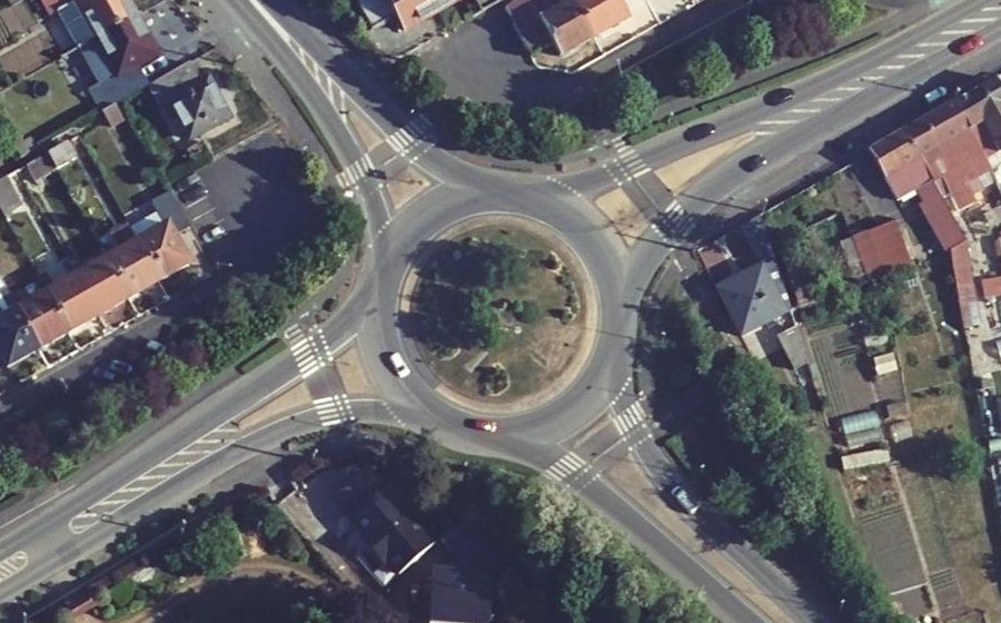 Vue aérienne du Rond-point anonyme n°935821655