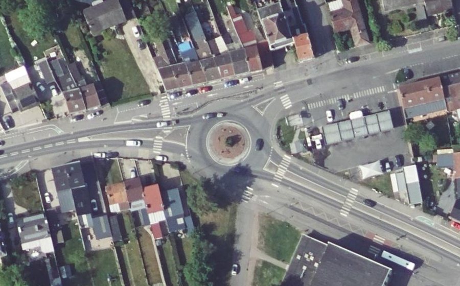 Vue aérienne du Rond-point anonyme n°935883483