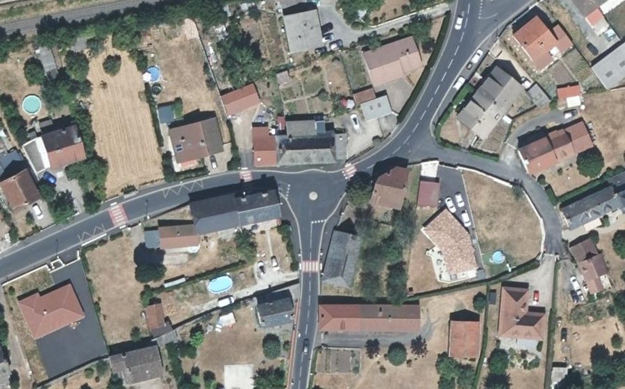 Vue aérienne du Rond-point anonyme n°935939067