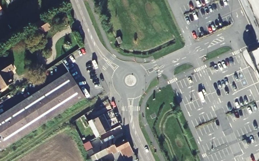 Vue aérienne du Rond-point anonyme n°936206028