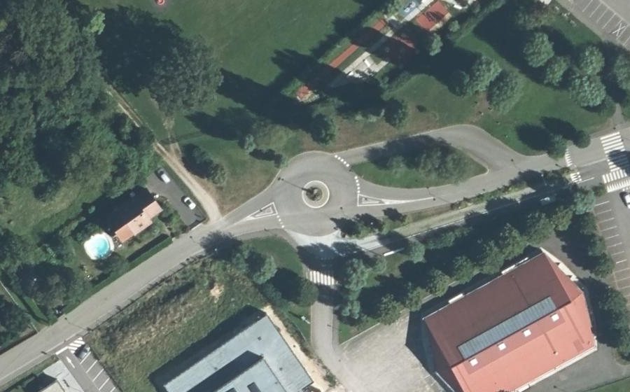 Vue aérienne du Rond-point anonyme n°936495604