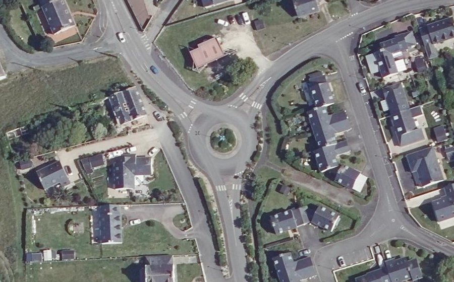 Vue aérienne du Rond-point anonyme n°93651573