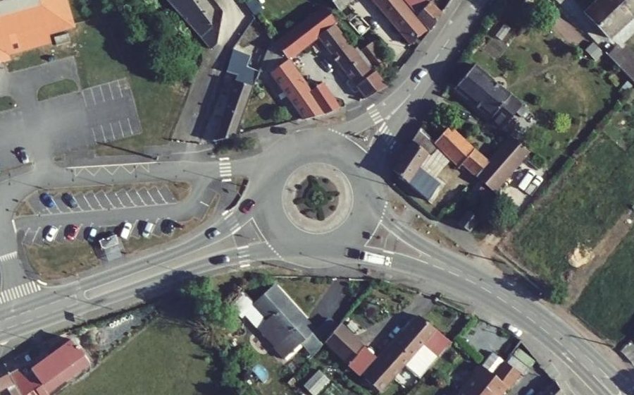 Vue aérienne du Rond-point anonyme n°936623152