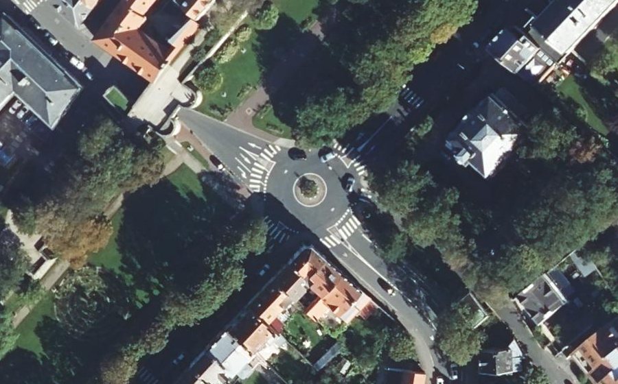 Vue aérienne du Rond-point anonyme n°93703495