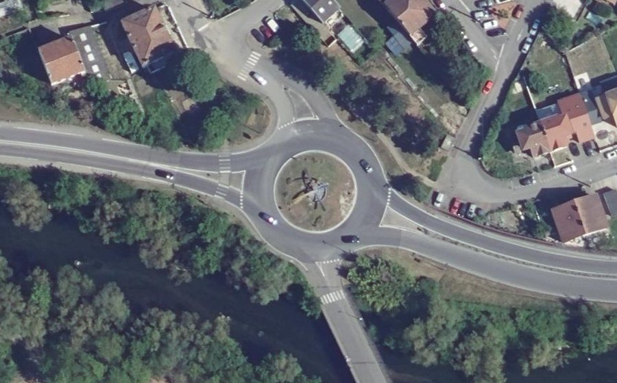 Vue aérienne du Rond-point anonyme n°93717840