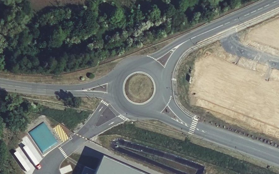 Vue aérienne du Rond-point anonyme n°937276105
