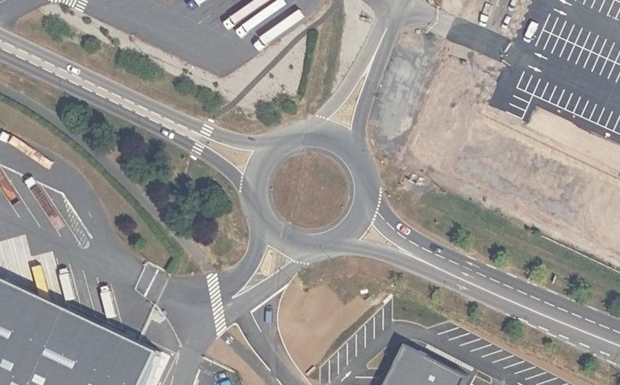 Vue aérienne du Rond-point anonyme n°937416886