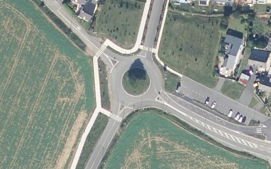 Vue aérienne du Rond-point anonyme n°937829664