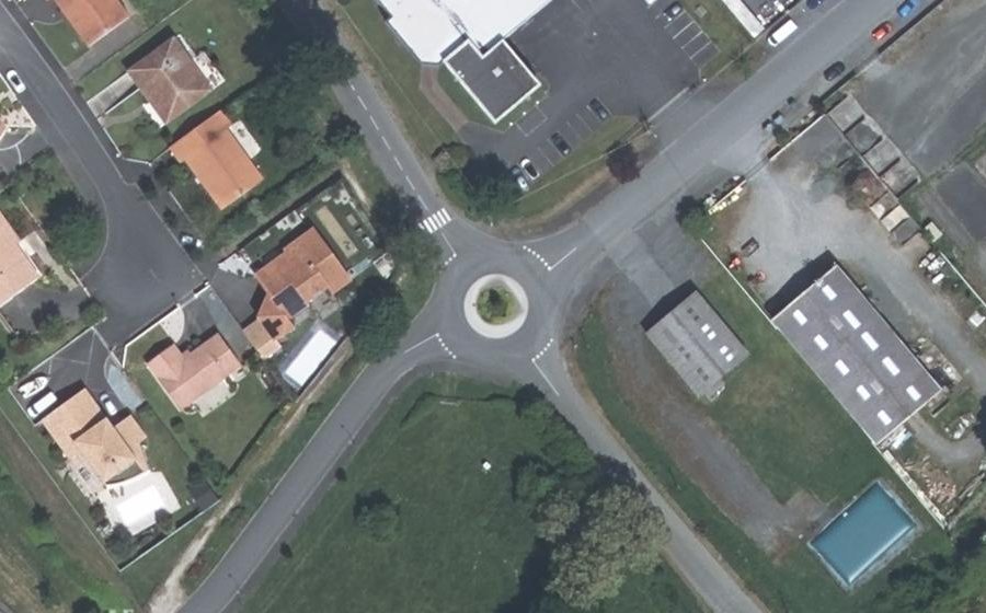 Vue aérienne du Rond-point anonyme n°937974705