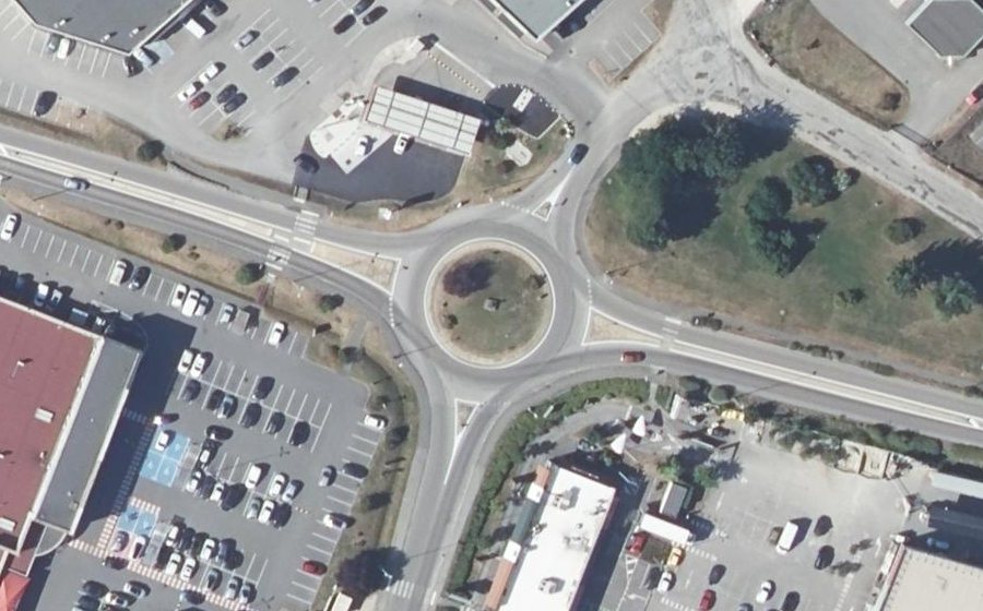 Vue aérienne du Rond-point anonyme n°93841709