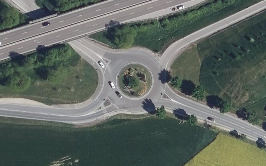 Vue aérienne du Rond-point anonyme n°93853936