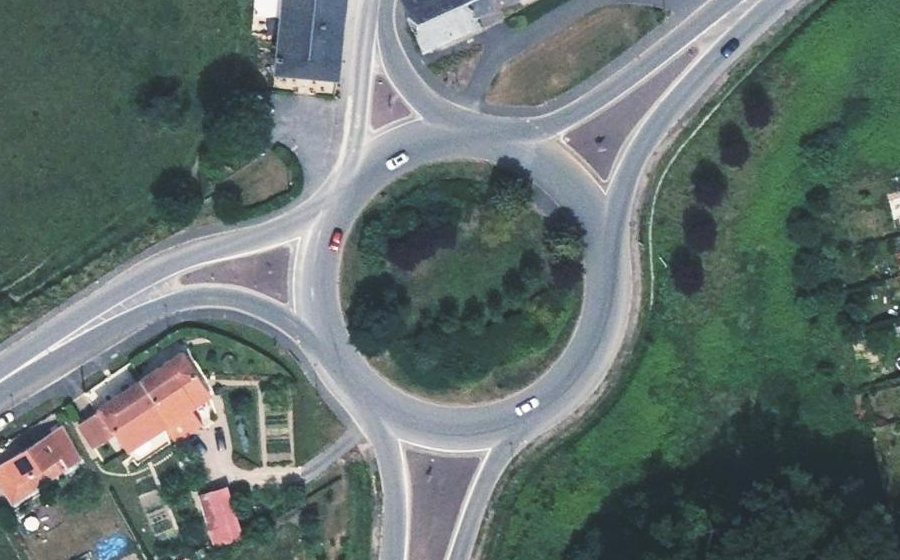 Vue aérienne du Rond-point anonyme n°93883271