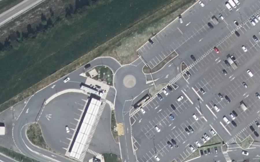 Vue aérienne du Rond-point anonyme n°93887210