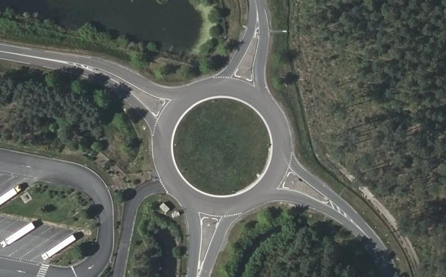 Vue aérienne du Rond-point anonyme n°93908196