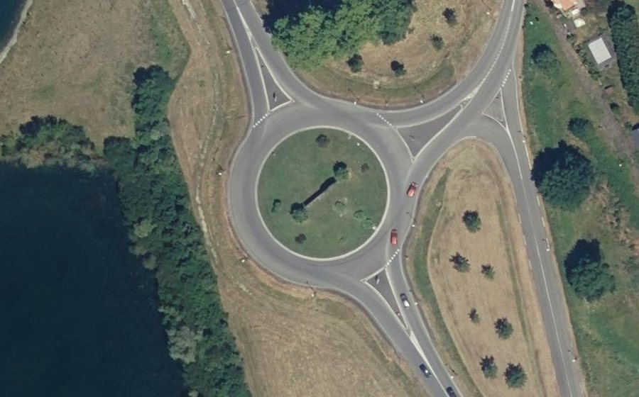 Vue aérienne du Rond-point anonyme n°93931883