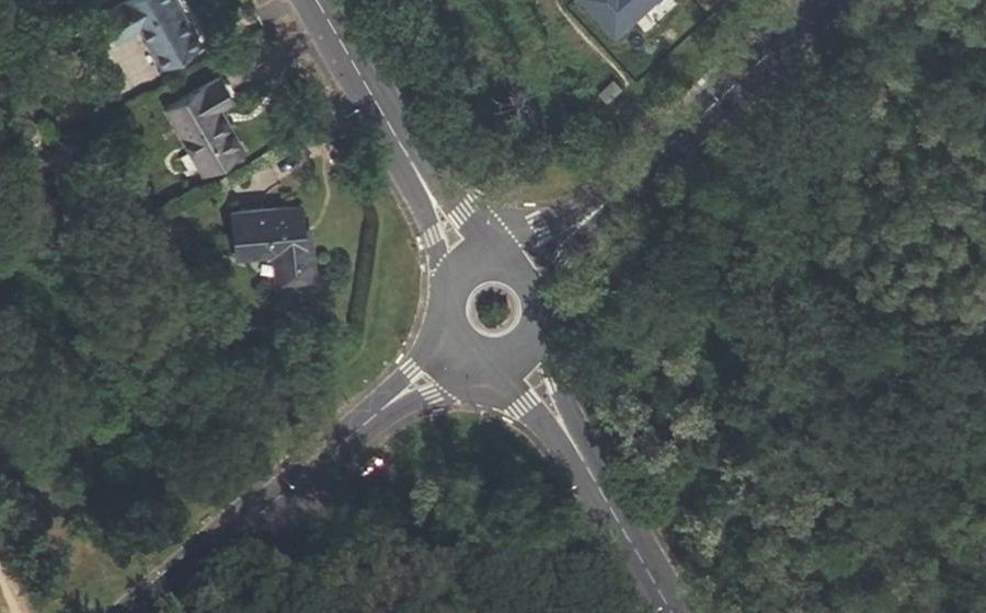 Vue aérienne du Rond-point anonyme n°93949294
