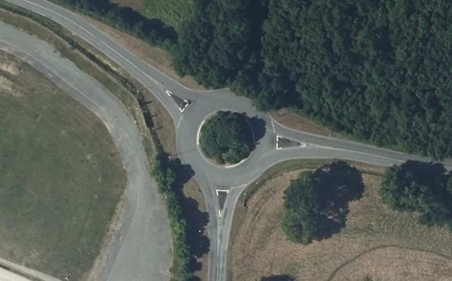Vue aérienne du Rond-point anonyme n°93983437