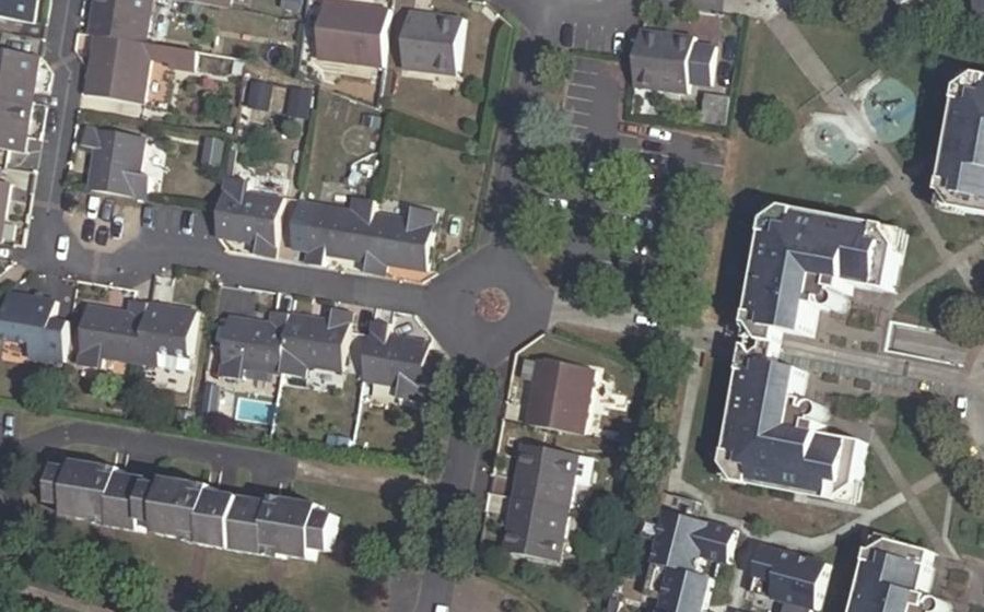 Vue aérienne du Rond-point anonyme n°93994949
