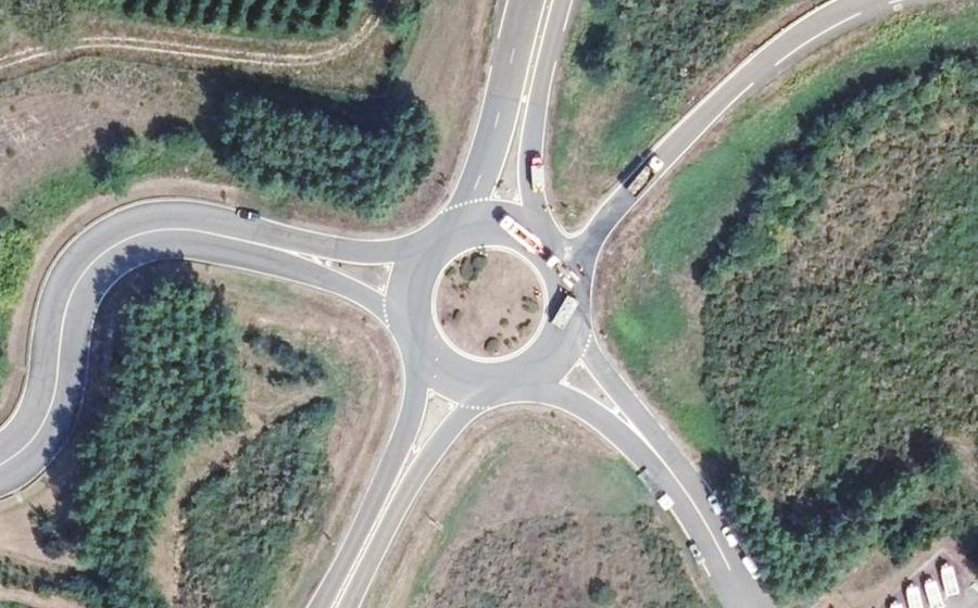 Vue aérienne du Rond-point anonyme n°93995241