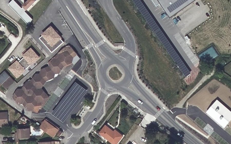 Vue aérienne du Rond-point anonyme n°942135275