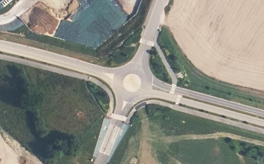 Vue aérienne du Rond-point anonyme n°942856453