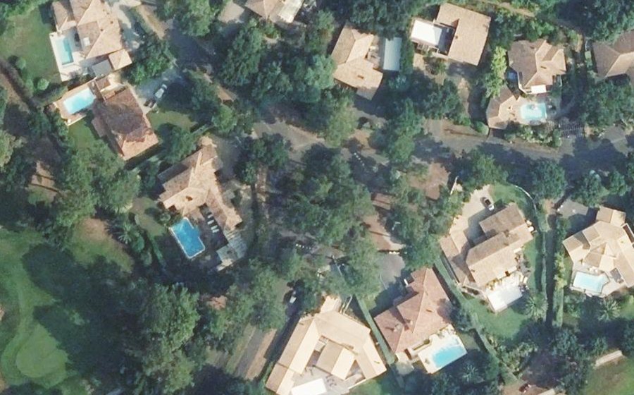 Vue aérienne du Rond-point anonyme n°942872493