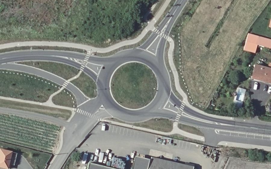Vue aérienne du Rond-point anonyme n°943379278