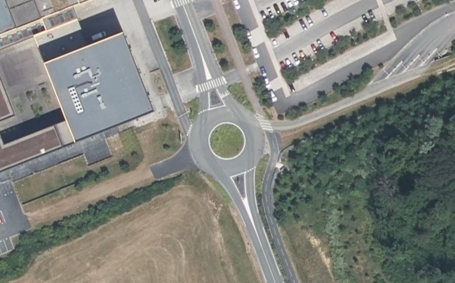 Vue aérienne du Rond-point anonyme n°94399316