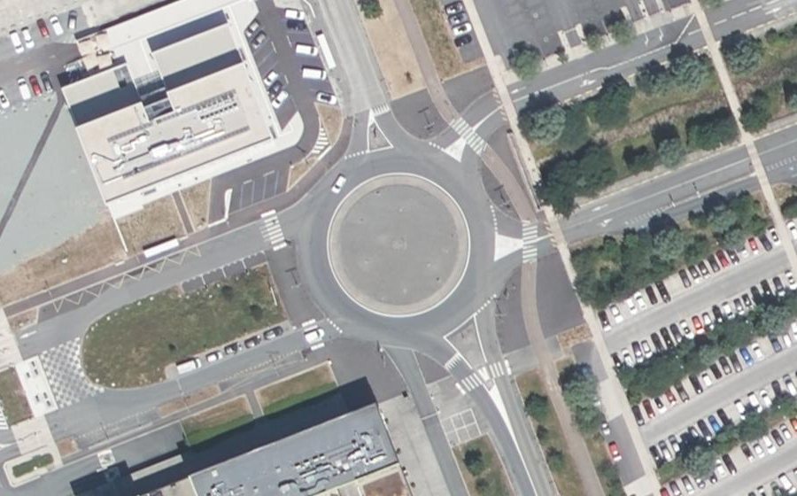 Vue aérienne du Rond-point anonyme n°94399320