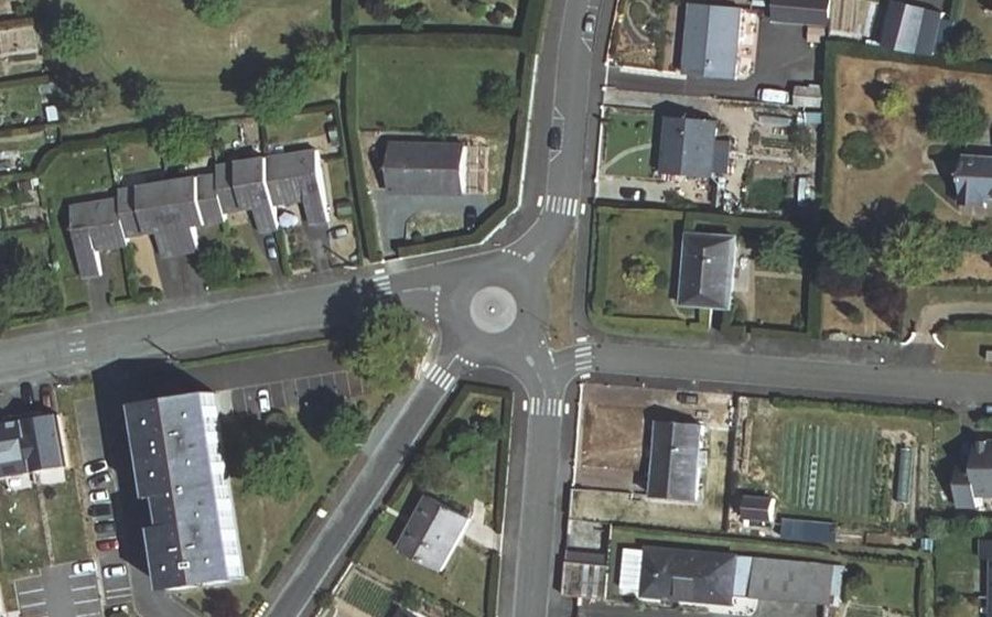 Vue aérienne du Rond-point anonyme n°944516641