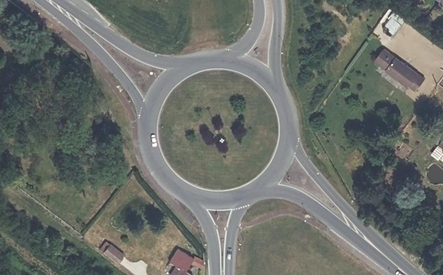 Vue aérienne du Rond-point anonyme n°94452482