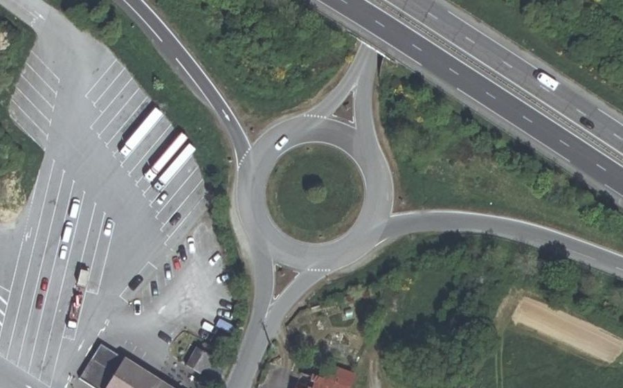 Vue aérienne du Rond-point anonyme n°94478648