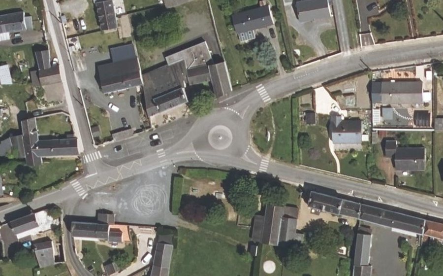 Vue aérienne du Rond-point anonyme n°945418377
