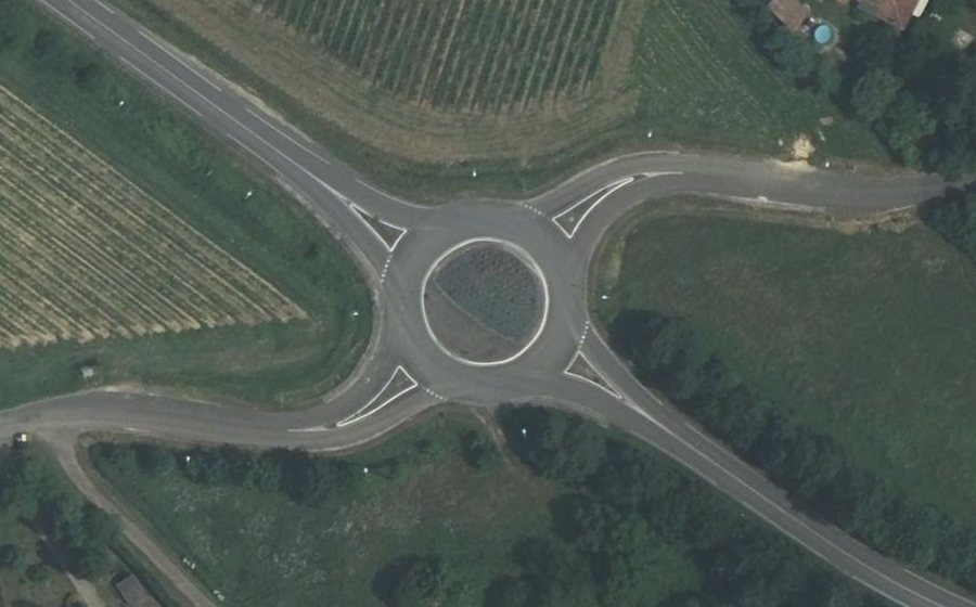 Vue aérienne du Rond-point anonyme n°94543812