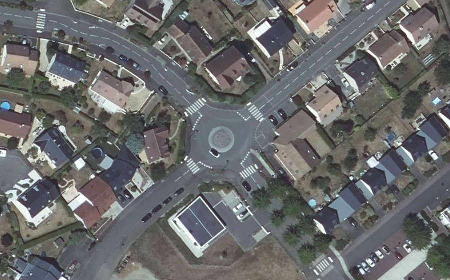 Vue aérienne du Rond-point anonyme n°94552636